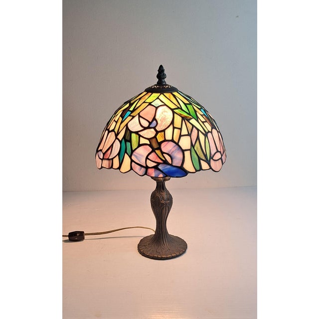 Art Nouveau Vintage 1970/80s Tiffany Style-Stained Glass Pansy Table Lamp Bronze Base 16" H For Sale - Image 3 of 10