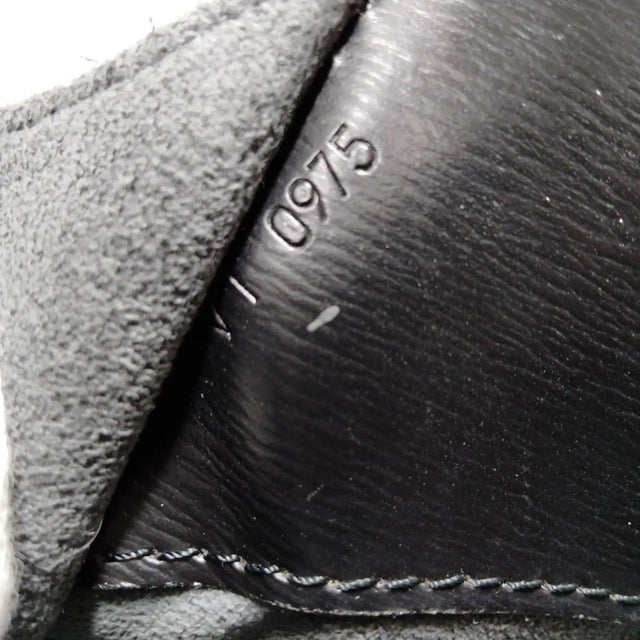 1995 Vintage Louis Vuitton Black Epi Leather Cluny Shoulder Bag For Sale - Image 14 of 17