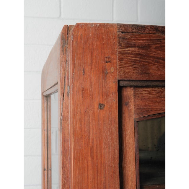 Late 20th Century Wooden Rounded-Glass Display Cabinet With Mirrored Back For Sale - Image 5 of 7