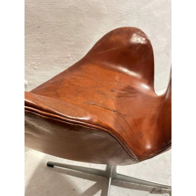 First Edition Swan Chair in Patinated Leather by Arne Jacobsen, 1950s For Sale - Image 17 of 18