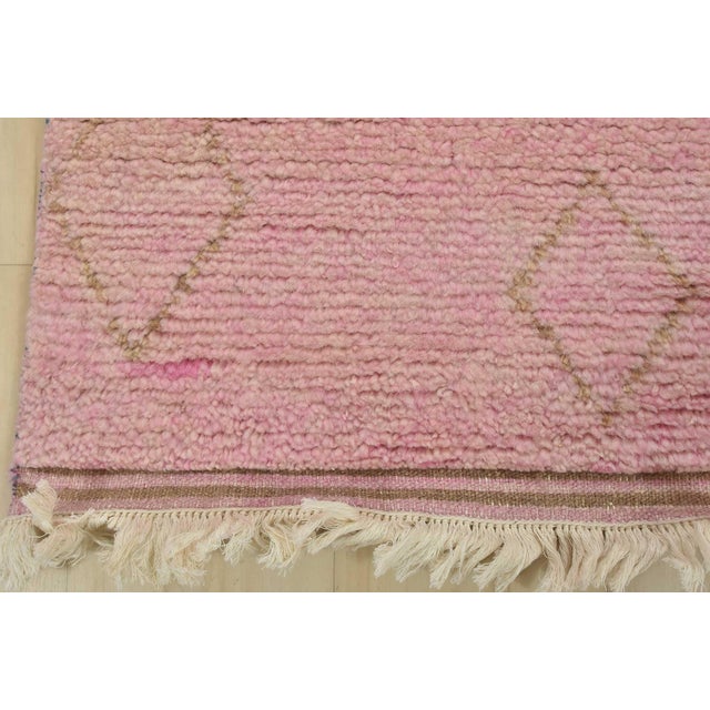 Moroccan Runner 4’1” X 11’11” Pink Wool Contemporary Hand-Knotted Rug For Sale - Image 10 of 12