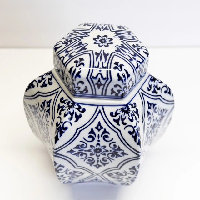 Ceramic Vintage Chinoiserie Blue & White Hexagon Ginger Jar For Sale - Image 7 of 7
