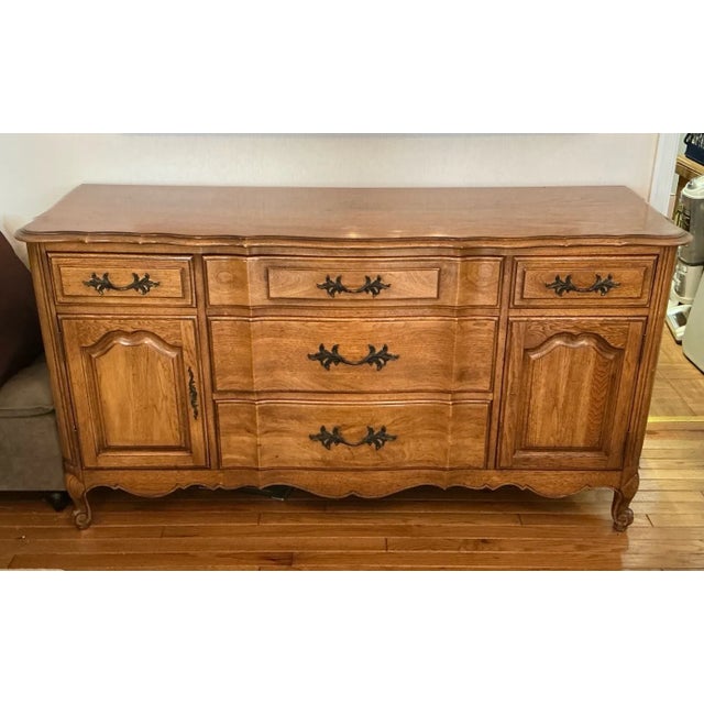 Brown 1960s Thomasville French Provincial Walnut Sideboard Buffet Credenza With Brass Hardware For Sale - Image 8 of 9