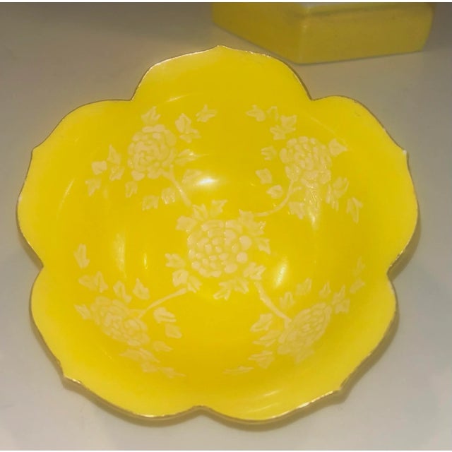 Mid 20th Century Chinoiserie Yellow Lotus Shaped Bowl With Gold Trim For Sale - Image 4 of 9
