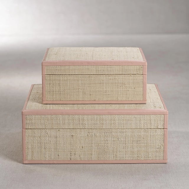 A new wave of accents is here! Handmade in the Philippines by local artisans, this box is woven with 100% natural raffia...