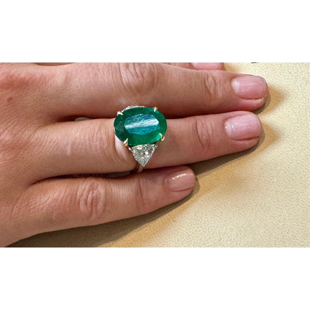 GIA Certified 11 Ct Fine Zambian Emerald & 1.52 Ct Each Trillion Diamond Ring Pt For Sale - Image 11 of 18