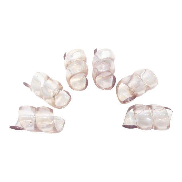Set of 6 stylish spiral Lucite napkin rings. Complements any style of napkins (not included). No maker's marks. Very good...