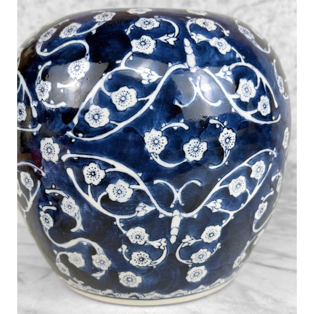 Blue Vintage Chinese Chinoiserie Blue & White Porcelain Butterfly Floral Ginger Jar For Sale - Image 8 of 9