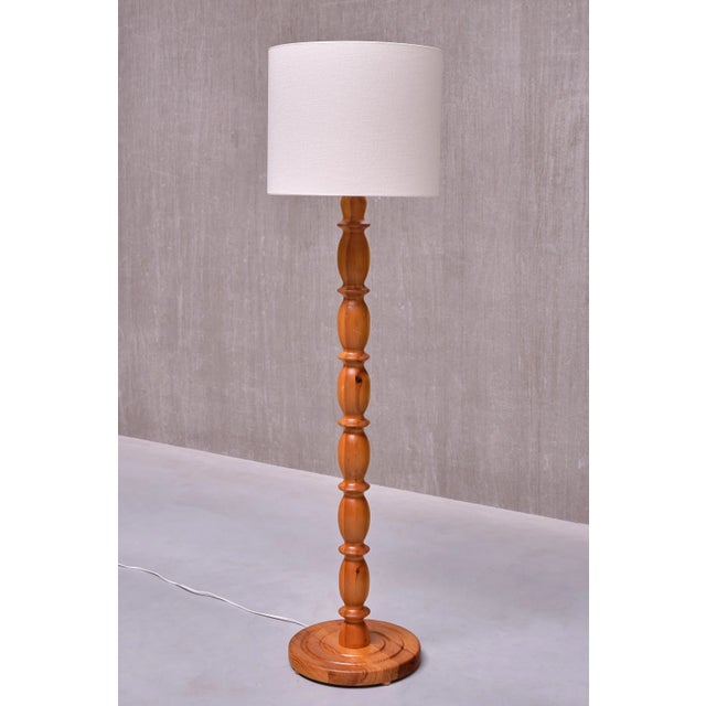 Ivory Swedish Modern Floor Lamp in Carved Pine, 1960s For Sale - Image 8 of 14