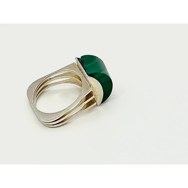 1980s Vintage Art Deco Boho Chic Sterling Silver & Malachite Cocktail Ring, Size 7. For Sale - Image 6 of 11