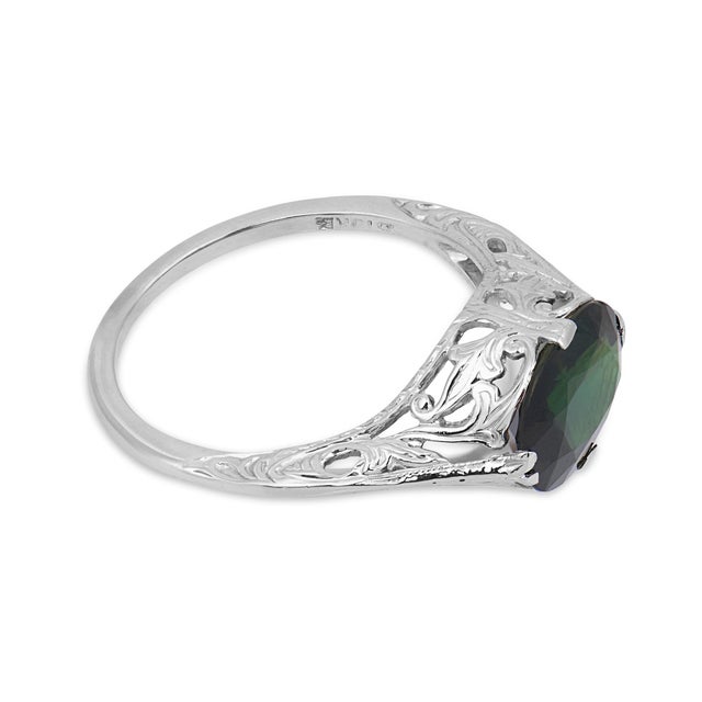 1930s Art Deco 2.26 Carat Green Sapphire Filigree 18k White Gold Ring, Size 5.75 For Sale - Image 4 of 7