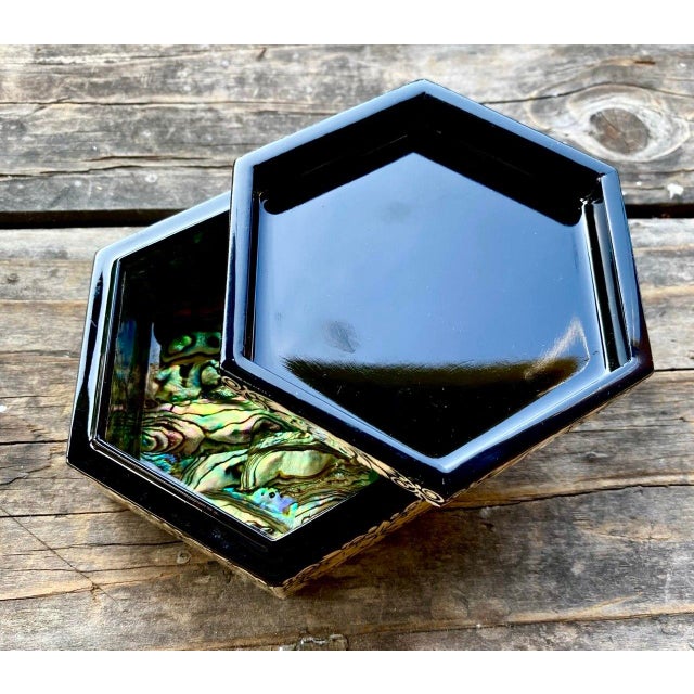 Korean Najeonchilgi Hexagonal Mother-of-Pearl Floral Lacquer Box For Sale - Image 11 of 15