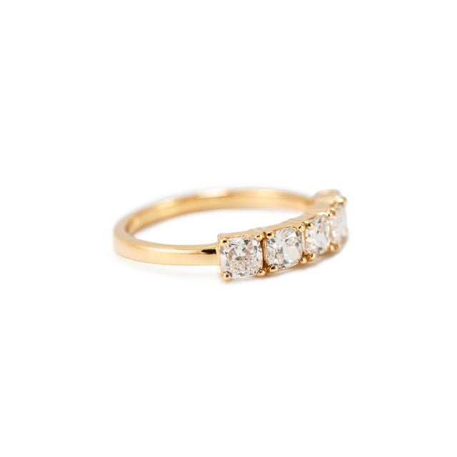 18k Yellow Gold 1.26ct Cushion Lab Grown Diamond Shared Prong Wedding Band Ring, Size 7.5 For Sale - Image 4 of 8