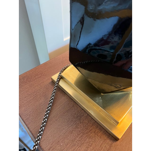 Abstract Visual Comfort. Black Faceted "Bayliss" Table Lamp With Linen Shade and Brass Base. Showroom Sample. For Sale - Image 3 of 6
