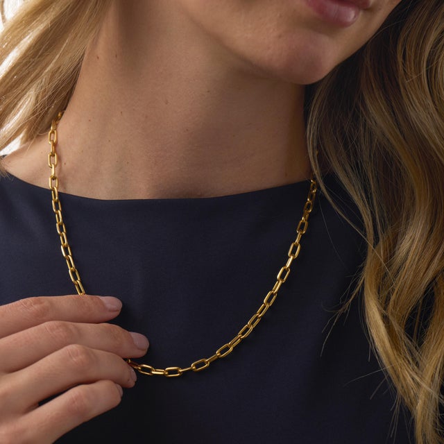This refined Cartier Santos Dumont chain necklace showcases the maison’s iconic design language, crafted in rich 18k...