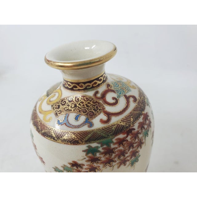 Antique Japanese Satsuma 6" Vase - Late Meiji Era - Geisha - Attendant - Tree - Leaves For Sale - Image 15 of 18