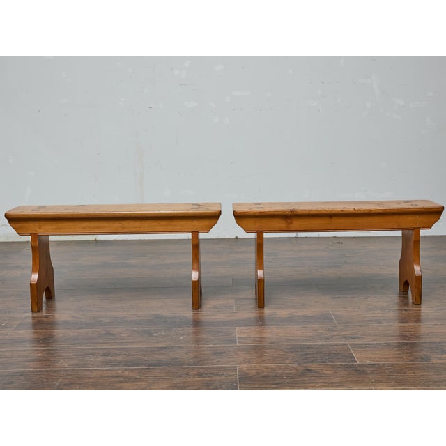 American Pair of Rustic American Pine Benches, Circa 1920 – Farmhouse Entryway Seating For Sale - Image 3 of 11