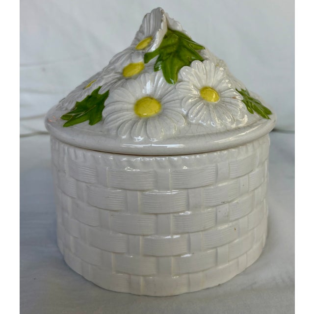 1970s Round Basket Weave White Ceramic Jewelry Box With Dimensional Daisies on Lid For Sale - Image 4 of 12