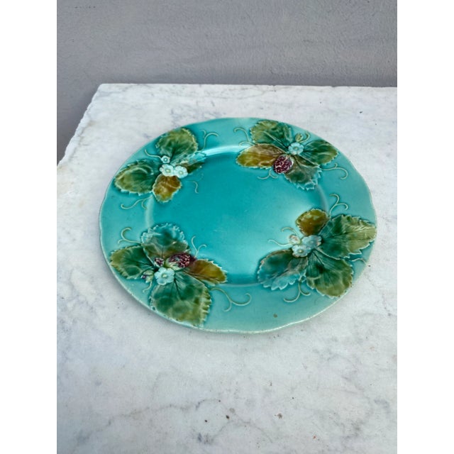 French Majolica strawberries plate circa 1880 Luneville.