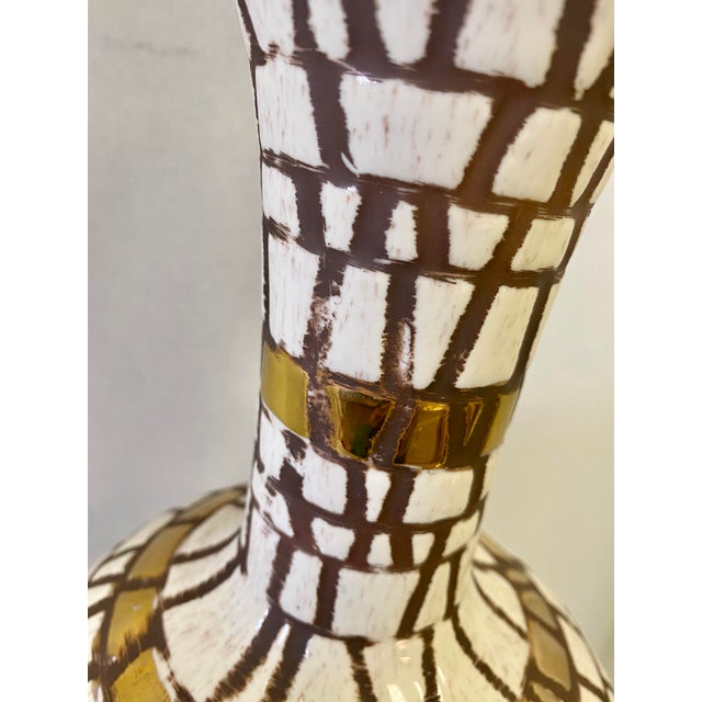 Metal 1960s Hollywood Regency Pottery Cream and Gold Glazed Tile Lamp For Sale - Image 7 of 9