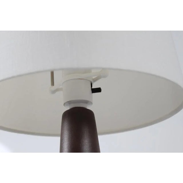 Mid-century Danish table lamp by Danish ceramist Einar Johansen for Søholm. Made circa 1960s. The lamp base has a matte...