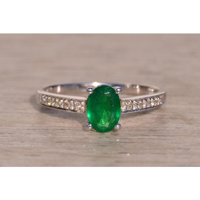The 42nd Avenue: Emerald and Diamond Ring in White Gold For Sale - Image 9 of 11