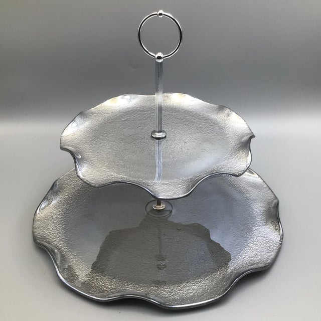 Dorothy Thorpe Style Glass 2 Tiered Serving Tray With Textured Silver Bottoms and Ruffled Edge For Sale - Image 13 of 13