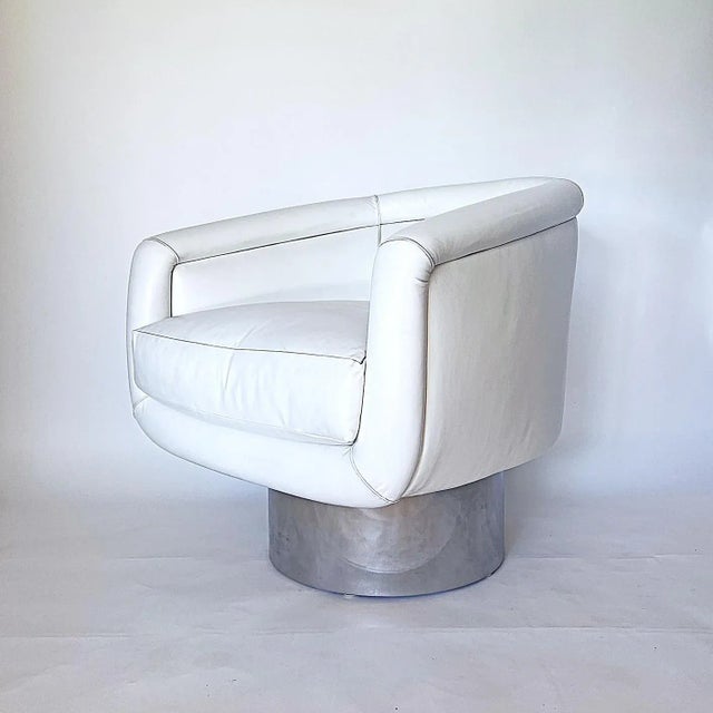 White Leather & Chrome Swivel Chair Attributed to Milo Baughman For Sale - Image 6 of 8