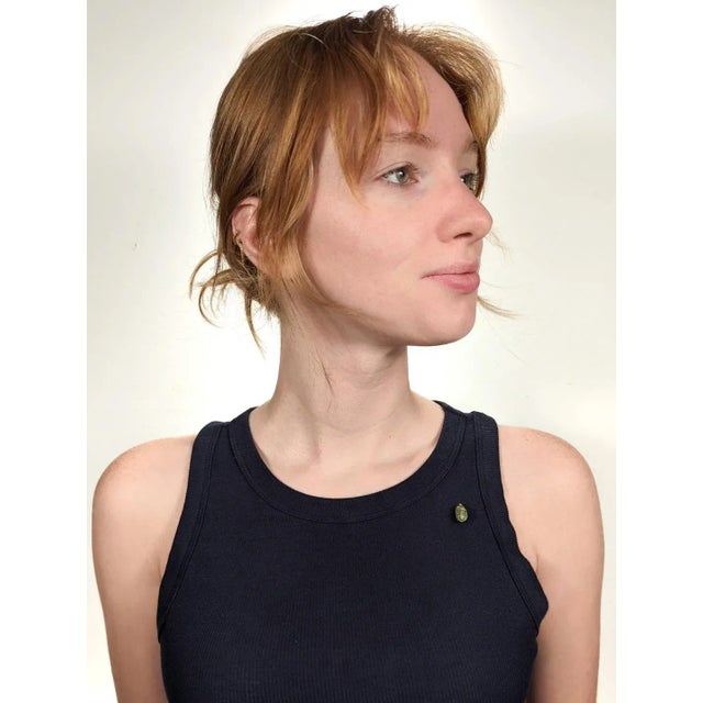 A fine Egyptian Revival stick pin. In 14k yellow gold. Set with an antique Egyptian faience scarab on a bent wire shaft...