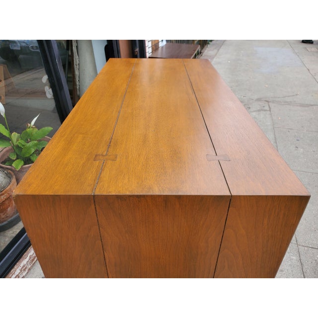 1950s American of Martinsville Dresser For Sale In Los Angeles - Image 6 of 12