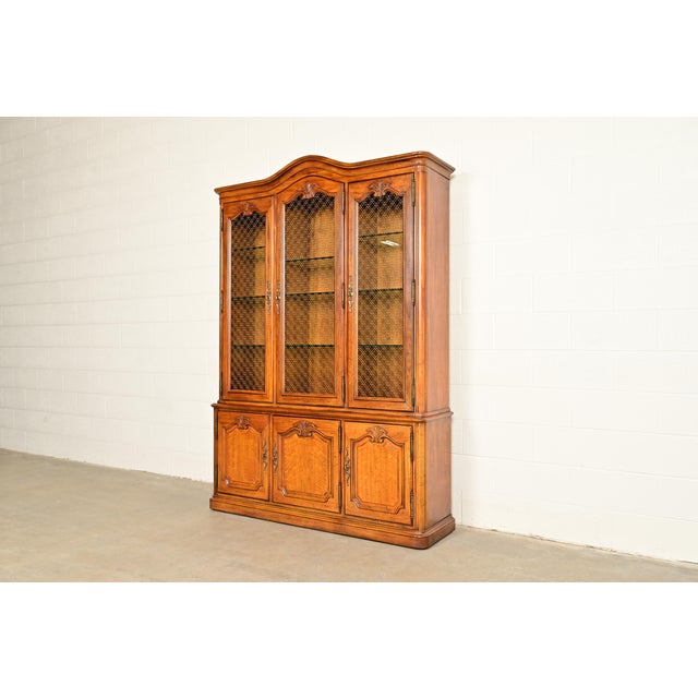 French Provincial Henredon French Provincial Louis XV Carved Walnut Lighted Breakfront Bookcase Cabinet, Circa 1970s For Sale - Image 3 of 17