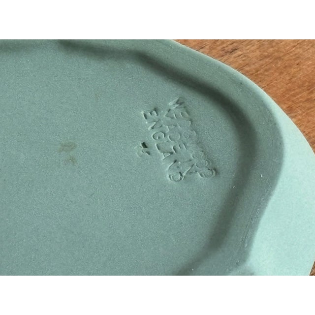 Mid 20th Century English Wedgwood Jasperware Sage Green Jewelry Dish With Neoclassical Cherub Design For Sale - Image 5 of 6