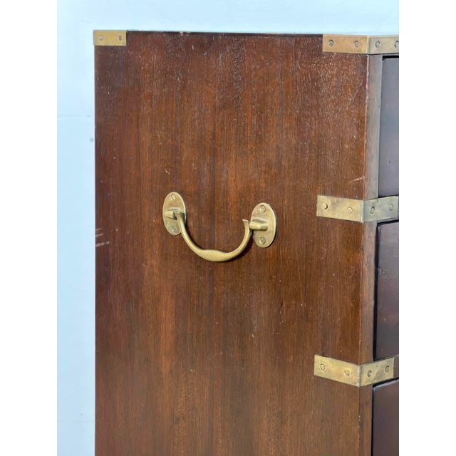 English Campaign Chest of Drawers in Mahogany, Brass and Leather, 1930s For Sale - Image 4 of 8