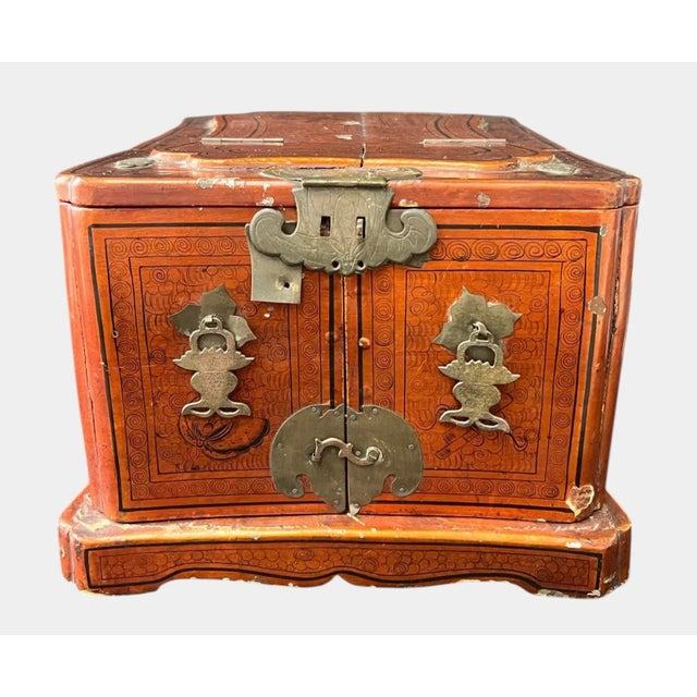 Chinese Qing Dynasty Hand-Painted Travel Jewelry Vanity Box W/ Mirror For Sale - Image 4 of 11