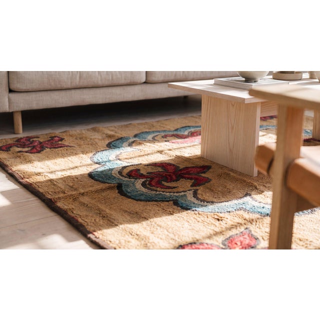 1920s Tan Camel Fleur De Lis Antique American Hooked Rug 4'10" X 4'10 Handwoven Wool Carpet For Sale In New York - Image 6 of 7
