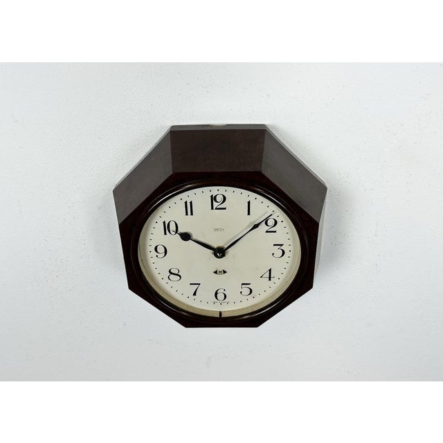 1950s Industrial Bakelite Brown Wall Clock from Smith Electric, 1950s For Sale - Image 5 of 17