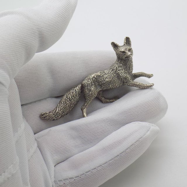 Vintage sculpture depicting a fox, handmade in Italy between the 1960s and 1970s in genuine Italian silver. An elegant and...