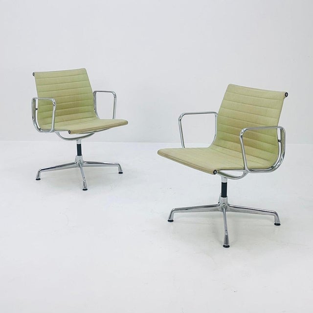 Swivel office armchair by Herman Miller, Charles & Ray EAMES - 1970s EA108 swivel chair, from the 80s, in cast aluminium...