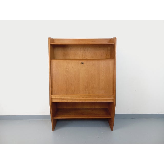 Vintage 1960s oak bookcase with a superb design, featuring three open shelves, a secretary desk with a brass key, interior...