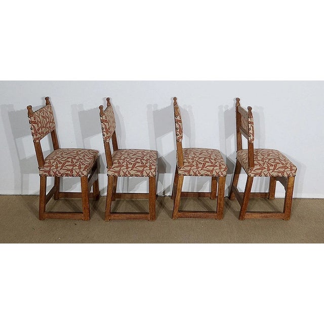 Four oak chairs, robust and comfortable, in excellent condition. Each seat is provided with a seat dressed with a light...