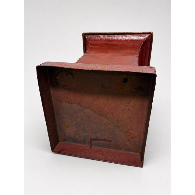 Early 20th Century Pair of Large Italian Chinoiserie Decorated Red Tole Neoclassical Planters For Sale - Image 5 of 10