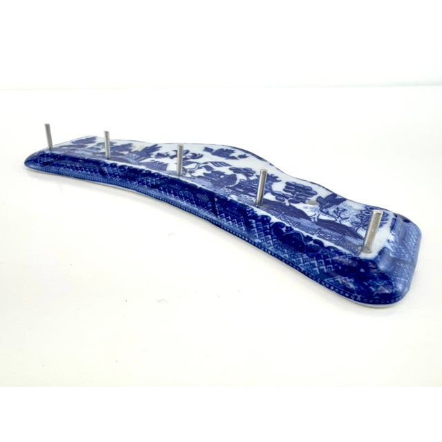 1970s Vintage Blue Willow Transferware Wall Rack Key Holder With Metal Pegs For Sale - Image 5 of 9