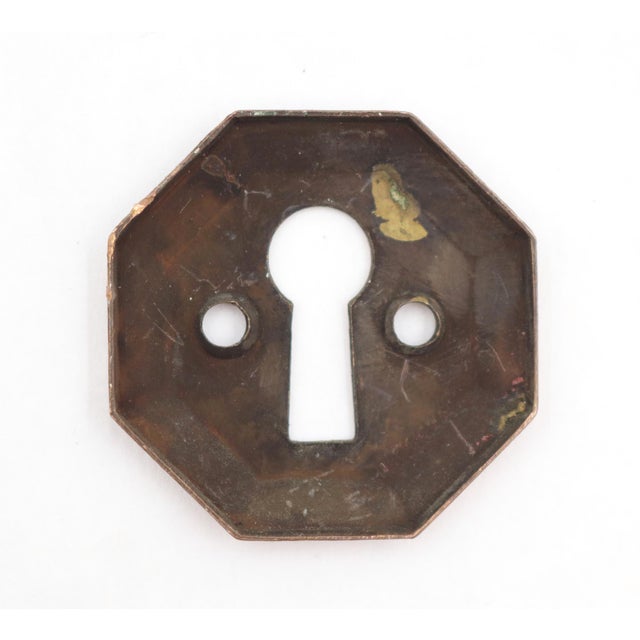 Vintage octagon shaped keyhole cover made of brass with a beveled edge. The original mounting screws are not available....
