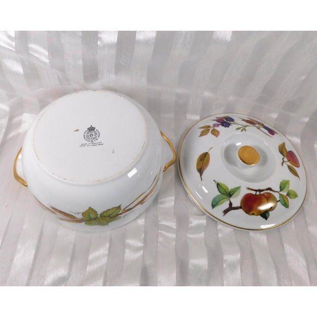 1960s 1960s Royal Worcester Round Entrée Dish and Lid in Eversham Gold For Sale - Image 5 of 7