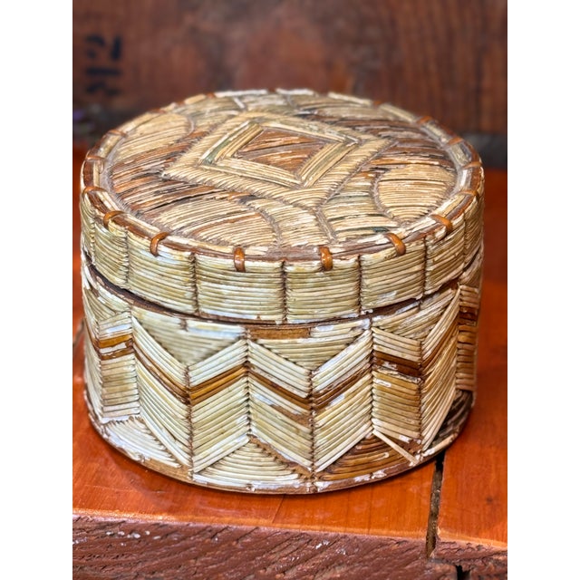 Wood Early Mi’kmaq Quill Box c.1830 Vegetative Dyes Quills on Birch Bark Box With Geometric Pattern For Sale - Image 7 of 12