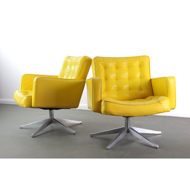 A gorgeous swivelling set of lounge chairs by the rare designer Cafiero for Knoll with tufted yellow upholstery on a five-...