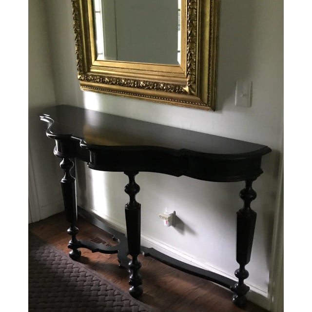 French Henredon , Cindy, Scalloped Dem-Ilune Console Entry Table For Sale - Image 3 of 13