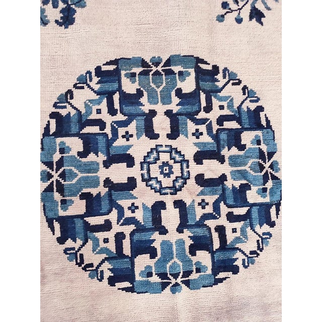 Chinese 1880s Ivory Medallion Antique Chinese Ningxia Rug 5' 4" X 8' 3" Handknotted Wool Carpet For Sale - Image 3 of 5