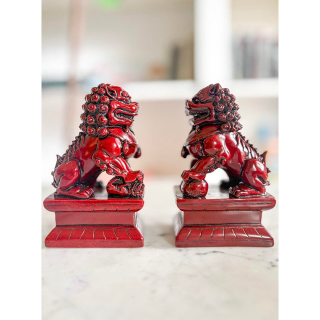 Late 20th Century Guardian Resin Foo Dog Pair | Red Chinoiserie Bookends | Asian Home Decor For Sale - Image 5 of 8