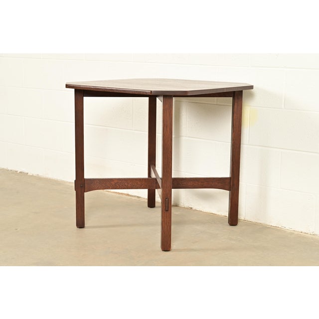 Mission L. & J. G. Stickley Antique Mission Oak Arts & Crafts Clip Corner Lamp Table or Center Table, Circa 1910 For Sale - Image 3 of 9
